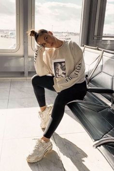 Trendy Outfits Inspiration, Athleisure Outfits Summer, Comfy Travel Outfit, Luxury Street Style, White Balenciaga, Travel Outfit Plane, Look Legging