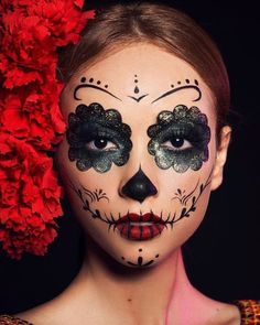 Purple Dia De Los Muertos Makeup Ideas, Sugar Skull Face Paint For Women, La Catrina Makeup Easy, La Catrina Makeup Tutorial, Half Face Catrina Makeup, Catrina Makeup Half Face, Dia De Los Muertos Face Paint Ideas, Halloween Make Up Ideas Creative