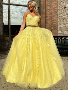 Silhouette:?A Line Waist: Natural Sleeve Length: Sleeveless Fabric: Tulle, Lace Shown Color:?Yellow Built-In Bra: Yes Modern Prom Dresses, Royal Ball Gowns, Yellow Evening Dresses, Two Piece Prom, Sparkly Prom Dress, Blue Ball Gowns, Prom Dresses Yellow, Burberry Coat, Long Prom Dresses