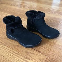 Size: Women 6 Wide Fit Condition: New With Tags Sketchers Boots, Black Fur Boots, Skechers Boots, Black Snow Boots, Tall Winter Boots, Soft Boots, Grey Suede Boots, Black Winter Boots, Winter Ankle Boots