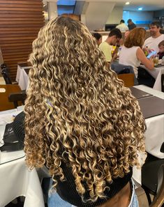 Blonde Curly Hair With Brown Highlights, Blonde Hair With Lowlights Curly, Dark Blonde Curly Hair With Highlights, Blond Curly Highlights, Highlights Curly Hair Blonde, Black Hair With Blonde Highlights Curly, Ginger With Blonde Highlights Curly Hair, Curly Hair Bleach Ideas, Dirty Blonde Hair With Highlights Curly