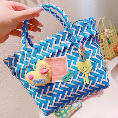 Produktdetails:
Das Produkt ist für den täglichen Gebrauch geeignet. Es bietet einen schlichten und eleganten Look und betont die Details zusätzlich.
Stil: Vintage, süß
Menge: 1 Stück
Material:  Nylon Woven Handbags, Your Hairstyle, Hair Band, You Changed, Style Vintage, The Magic, The Day, Unique Designs, Novelty Christmas