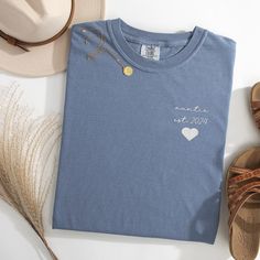 💗 Wrap Auntie in cherished memories with our custom year shirt, a timeless gift celebrating her love and the special moments shared throughout the years. PRODUCT FEATURES ▸Comfort Colors 1717 UNISEX, relaxed fit t-shirt ▸Pre-shrunk fabric ensures a consistently great fit ▸100% US cotton WASHING INSTRUCTIONS ▸ Wash inside out in cold water  ▸ Tumble dry low ▸ Do not dry clean. Avoid ironing on the design.  SIZE ▸ Please refer to size chart for best fit ▸ UNISEX sizing, so size down for a more fi First Time Grandma, Gigi Shirts, Auntie Shirts, Grandma Gift, Timeless Gifts, Cherished Memories, Special Moments, Grandma Gifts, Favorite Shirts