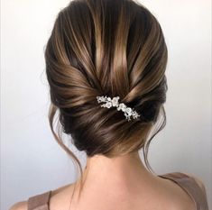 Celebrate your special day with the timeless elegance of our Delicate Floral Bridal Hair Comb--a breathtaking accessory crafted to adorn your hair with grace and sophistication. This exquisite piece is a harmonious blend of delicate flowers and lustrous pearls, creating a captivating composition that complements any bridal ensemble. Available in three enchanting hues--gold, rose gold, and silver--this bridal hair comb offers versatility to match your unique style and wedding theme. The meticulou Elegant Bridal Hair, Floral Bridal Hair, Wedding Hairstyles And Makeup, Bridal Elegance, Bridal Hair Clip, Bride Hair Accessories, Hair Comb Wedding, Hair Vine, Bridal Hair Comb