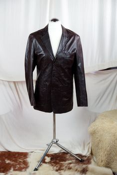 Men's genuine leather jacket dark brown color. size S 80s vintage mens  brown leather jacket.  3 buttons on the front. Fully lined. 3 front and 1 internal pockets. Vintage Leather Chic Retro Jacket In good vintage condition,  MATERIAL : real leather MEASUREMENTS  Size S B R A N D :  JIGSAW MANS WEAR, London Bust : 52 cm L E N G T H : 81 cm S H O U L D E R : 45 cm S L E E V E : 65 cm it weighs 1100 grams Each of the items are one of a kind , so please enjoy the pictures and hopefully something will catch your eye . Feel free to message me with any questions! Vintage Brown Leather Jacket For Formal Occasions, Vintage Leather Single Breasted Sport Coat, Vintage Brown Leather Jacket With Buttons, Vintage Brown Sport Coat With Buttons, Vintage Brown Single-breasted Leather Jacket, Vintage Leather Single-breasted Blazer, Vintage Leather Jacket With Buttons For Business, Retro Brown Single Breasted Leather Jacket, Retro Brown Leather Jacket With Buttons