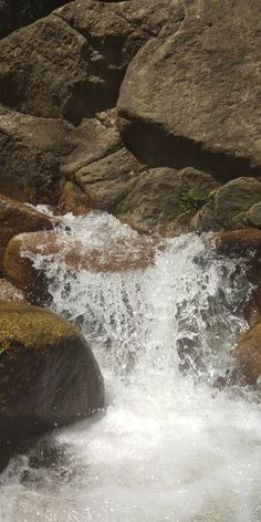 the water is rushing over some rocks