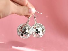 Vill VÄRKLIGEN ha Fina och gulliga vill ha Ball Party Aesthetic, 70s Disco Outfit, 70s Birthday, Disco Ball Party, Ears Tour, Beyonce Concert, Disco Ball Earrings, 70s Earrings, Earrings Funky