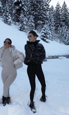 Geneva In December, Tomorrowland Winter Outfit, Mode Au Ski, Apres Ski Outfit, Winter Rave, Ski Fit, Snow Fits, Ski Trip Outfit, Stile Kylie Jenner