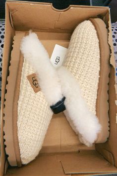 White Ugh Slippers, Cute Uggs Outfits Winter, Ugg Slippers White, Color Palette Red Green, White Ugg Slippers, Fuzzy Uggs, White Uggs, Preppy Slippers, Trendy Uggs