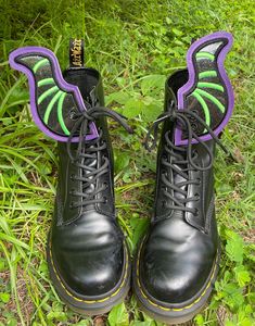 Need character from head to toe? Shoe Wings are just the item to add a little bit of character to your shoes.  Each pair easily attaches to your favorite shoes with laces. These are perfect for cosplay, costumes, park bounding, or just everyday wear.  Each pair is machine embroidered using upholstery vinyl material.  1 pair includes a right and left. Wing Cosplay, Shoe Wings, Shoes With Laces, Dragon Horns, Costume Wings, Wing Shoes, Favorite Shoes, Wings Costume, Maleficent