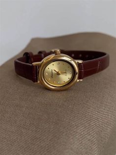 Styling Watches With Bracelets, Women’s Watch Aesthetic, Brown Leather Watch Women's, Chic Watches Women, Feminine Watches Classy, Cute Gold Accessories, Vintage Watches Women Leather