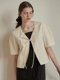 This is BEMUSE MANSION’s semi-cropped blouse-style jacket featuring lace detailing, adding a unique touch. The ribbon tie closure and voluminous sleeves blend together to create a lovely mood.- Perfect for daily wear- Can be paired with different styles of bottoms to create various looks- Its lovely design makes it easy to match with any outfit, adding a stylish touch- The front strings allow for easy detachment Formal Tops For Women, Blouse Inspiration, Batik Blouse, Linen Top Women, Formal Tops, Lace Flats, Semi Cropped, Voluminous Sleeves, Flat Collar