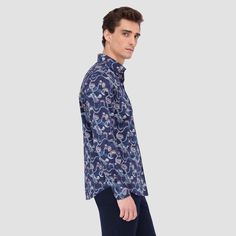 The Julian shirt in COMFORT STRETCH cotton is a contemporary and versatile shirt with optimal comfort and freedom of movement properties. Its timeless and sleek silhouette features long sleeves, a classic point collar, adjustable notched cuffs, a curved hem, and an intricate paisley print. Wear it tucked or untucked with chinos or trousers for a smart-casual vibe, or with jeans for a relaxed look. Navy Long Sleeve Business Shirt, Modern Blue Tops With Spread Collar, Navy Long Sleeve Business Casual Shirt, Modern Blue Top With Spread Collar, Modern Blue Collared Shirt, Classic Shirt With Paisley Print And Spread Collar, Modern Blue Long Sleeve Dress Shirt, Navy Long Sleeve Cotton Dress Shirt, Modern Blue Button-up Shirt