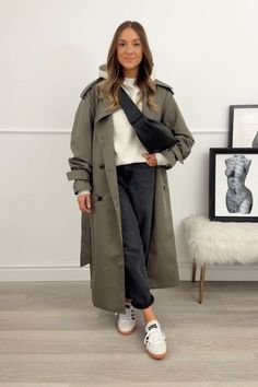 All Khaki Outfits For Women, Trench Coat Athleisure Outfit, Winter Spring Work Outfits, Raincoat Street Style, Winter Mum Outfits, Cool Mum Fashion, Cool Mum Outfit, Rain Outfits For Women, Green Trench Coat Outfit