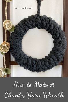 A photo of a wreath that says how to make a chunky yarn wreath. Diy Chunky Yarn, Easy Housewarming Gift, Chunky Yarn Wreath, Chunky Yarn Projects, Yarn Diy Projects, Christmas Yarn Wreaths, Diy Wreath Ideas, Braided Yarn, Wreaths Winter