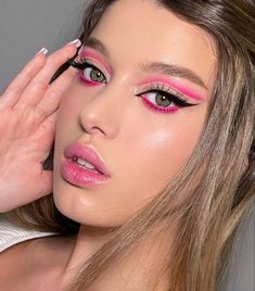 Pink Makeup Ideas Eyeshadows, Pink Eye Looks Eyeshadows, Barbie Eyeliner, Barbie Inspo Makeup, Barbie Look Makeup, Make Up Fucsia, Pink Euphoria Makeup, Barbie Makeup Ideas, Pink Glam Makeup