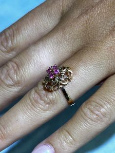 METAL:  14K YELLOW GOLD .585 COLOR: GOLD  STONES:  NATURAL RUBY                SIZE: 7 (custom sizes available upon request) Vintage Band, Natural Ruby, Natural Red, Ring Size 7, Rings Statement, Flower Design, Band Ring, Flower Designs, Band Rings