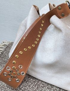 Effortlessly relaxed and charming look, this shoulder bag fits perfectly with a formal or decontracted style. It's incredibly light for its spacious interior. Onn the outside, the most amazing embellished strap brings the original touch you´ll love. Chic Shoulder Bag With Rivets For Everyday Use, Studded Shoulder Bag For Everyday Use, Crossbody Style, Chic Everyday Shoulder Bag With Rivets, Everyday Shoulder Bag With Rivets, Everyday Crossbody Bags With Studs, Studded Crossbody Bags For Everyday Use, Elegant Leather Shoulder Bag With Rivets, Elegant Studded Shoulder Bag For Everyday Use, Chic Crossbody Shoulder Bag With Rivets