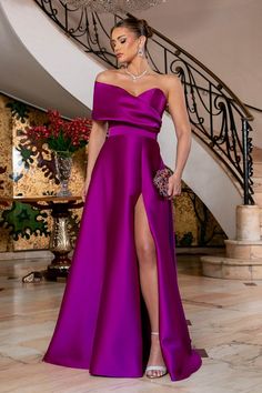 Femme en robe de soirée violette avec accessoires élégants, posant près d'un escalier en colimaçon. Party Dress Classy, Glamour Dress, All Things Purple, May 31, Night Dress, Dress Collection, Stylish Outfits, Evening Dresses, Party Dress