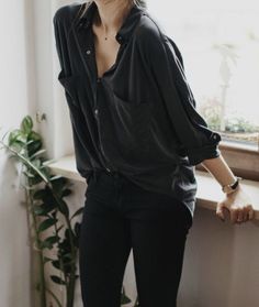 Outfit Nero, Casual Office Attire, Minimalist Moda, Urban Apparel, Black Silk Blouse, Chic Summer Outfits, Street Style Edgy, Black Everything