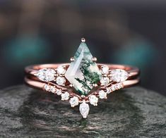 Vintage kite cut green moss agate engagement ring set 14k rose gold marquise cut moissanite ring for women unique bridal wedding ring set ------------------------------------------------------------------------------ ❤ Product Information ❤ ------------------------------------------------------------------------------ ✥ 𝐌𝐚𝐢𝐧 𝐒𝐭𝐨𝐧𝐞 𝐃𝐞𝐭𝐚𝐢𝐥𝐬 ↣ Shape: Kite ↣ Type: Agate  ↣ Weight: 1.60 Carat (App.) ↣ Dimension: 10x7 MM (App.) ↣ Color: Colorless ↣ Clarity: VVS1 ↣ Making Process: Handm Moss Green Engagement Ring, Moss Agate Rose Gold Engagement Ring, Kite Moissanite Engagement Ring, Kite Stone Ring Moss Agate, Vintage Kite Cut Green Moss Agate Ring, Raw Kite Shaped Ring, Agate Engagement Ring, Bridal Wedding Rings, Platinum Metal