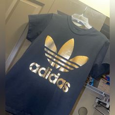 Adidas Womens Xs Gold Foil Logo Oversized Tee Nwot Could Fit A Medium Fitted, Small Comfortably And Xs Very Oversized Nice Thick Matieral Trendy Adidas T-shirt With Letter Print, Casual Gold T-shirt With Logo Print, Gold Tops With Logo Print For Streetwear, Gold Letter Print Top For Streetwear, Gold Tops With Letter Print For Streetwear, Casual Gold Cotton Top, Trendy Adidas Tops With Logo Print, Adidas Oversized Crew Neck Top, Oversized Adidas Crew Neck Top