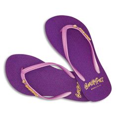 Built for the beach, Styled for the Sun, Meet your new dance partner. Beachyfeet® are the summer essential for your suitcase. The women's collection comes with a slimmer strap and features the brand's soft and slinky footbed. Pasión Púrpura is a gorgeous deep purple beach basic design. The sole print features Art Deco detailing and the strap is embellished with the brand's gold BeachyFeet® pin. A bold and contrasting model, these flip flops can be paired with ease together with deeper summer ton Purple Sandals For Beach Vacation, Purple Sandals For Vacation And Beach Season, Purple Summer Sandals For The Beach, Purple Summer Beach Sandals, Purple Flip Flops For Spring Beach Outings, Spring Purple Flip Flops For Beach, Purple Spring Beach Flip Flops, Purple Flip Flops For Summer Vacation, Purple Synthetic Flip Flops For Summer