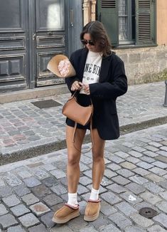 Tazz Ugg Outfit, Uggs Spring Outfit, Uggs Outfit 2022, Ugg 2022 Outfit, Ugg Tazz, Ugg Street Style 2022, Styling Uggs 2022, Eurotrip Outfits