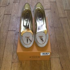 Tod’s Tacco 90 Basic Dcollet Laccetto. Original Box With Dust Cover Included. Size 40.5. Chic Tan High Heels, Tan Heels With Branded Heel Counter And Closed Toe, Chic Tan Heels For Evening, Formal Tan High Heels, Designer Tan Round Toe Heels, Luxury Tan Round Toe Heels, Luxury Tan Heels With Round Toe, Luxury Tan High Heel Shoes, Designer Tan Heels With Round Toe