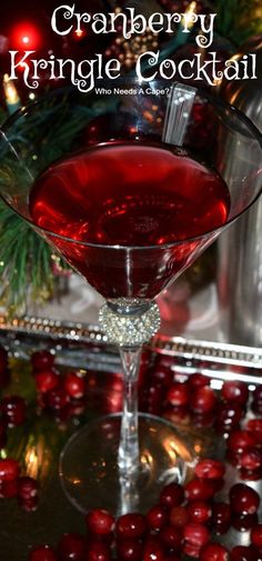 Cranberry Kringle Cocktail will be your new favorite holiday cocktail! Easy to make and full of holiday cheer! Perfect for parties! Cranberry Juice And Vodka, Christmas Cranberry, Diy Easy Recipes, Kris Kringle, Holiday Cocktail