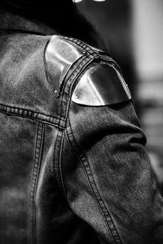 detail Detail Couture, Look Grunge, Battle Jacket, Shoulder Armor, Cooler Look, Fashion Blogger Style, Mode Vintage, Looks Style