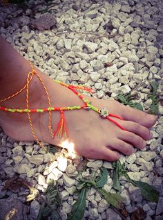 Chevillère et ou bracelet macramé original double zigzag vert pistache  12 € excluding shipping costs. Creation: https://www.facebook.com/pages/NaturAile/106820 672683266 The art of the macramé is a technique of knots which takes time, of the patience, the concentration and the creativity to embellish stones of lithothérapie, ceramic, or other used materials. The plaiting is made knots with knots in the hand and gets, for the person who creates, the big good to be who feels the effects in his cr Handwoven Necklace, Brown Macrame, Lock Jewelry, Moroccan Jewelry, Vintage Lockets, Anklet Jewelry, Style Boho, White Beads, Jewelry Creation