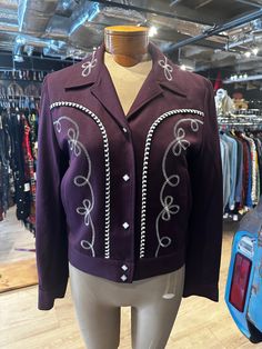 Size: S Armpit to Armpit: 18" Length: 21" Embroidered Pattern Diamond Pearl Snaps Perfect Condition! Retro Embroidered Fall Outerwear, Fitted Embroidered Vintage Outerwear, Vintage Embroidered Blazer For Fall, Vintage Long Sleeve Purple Blazer, Vintage Purple Long Sleeve Blazer, Western Jacket, Womens Jackets, Summer 2024, Rodeo