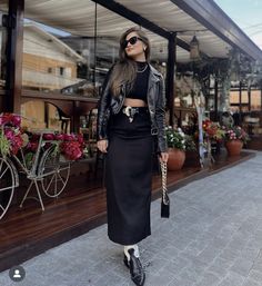 Look Bota Western, Long Black Skirt Outfit, Cowgirl Fits, Cowgirls Boots, Bota Western, Black Skirt Outfits, Look Boho Chic, Looks Country, Festival Looks