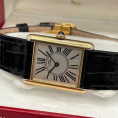 Presentamos el icónico Cartier Tank 590005, un reloj que combina sin esfuerzo la elegancia atemporal con la sofisticación moderna. Elaborado con meticulosa atención al detalle, este exquisito reloj es un verdadero testimonio del rico legado y la artesanía incomparable de Cartier. El Cartier Tank tiene una historia fascinante que se remonta a 1917, cuando fue diseñado por primera vez por el propio Louis Cartier. Inspirado en la forma de los tanques militares, este reloj revolucionó el mundo de la Vintage Cartier Watch Accessories For Formal Occasions, Vintage Cartier Watch With Chronometer, Vintage Cartier Watch For Formal Occasions, Vintage Cartier Watch With Rectangular Dial, Cartier Analog Watch In Yellow Gold, Cartier Yellow Gold Analog Watch, Classic Yellow Gold Watch Accessories With Subdials, Classic Rectangular Watches With Subdials, Classic Rectangular Watch Accessories For Formal Occasions