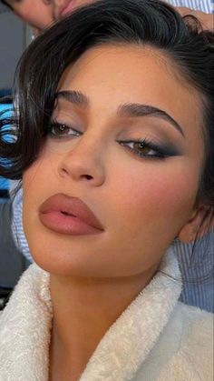 Kylie Jenner Blue, Makeup Aesthetic Ideas, Makeup Bag Aesthetic, Makeup Wallpaper, Maquillage Yeux Cut Crease, Sultry Makeup, Blue Makeup Looks, Kylie Makeup, Nail Makeup