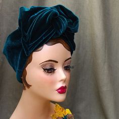 30s inspired TEAL / PEACOCK GREEN velvet turban headband. Velvet accessories in elegant colors. For the perfect Art Nouveau Look. Hand made turban headband, made of stretchy velvet - color elegant teal / deep peacock green. TURBAN HEADBAND: Machine sewn & hand finished - each turban headband is unique and looks a little bit different. One of a kind! Open top, stretchy circle, headband style, very easy to wear. The knot is soft & very comfortable. Put the knot on top, on side or pimp your turban Headband Velvet, Velvet Accessories, Headband Vintage, Velvet Turban, Teal Velvet, Velvet Hat, Vintage Headbands, Turban Headband, Peacock Green