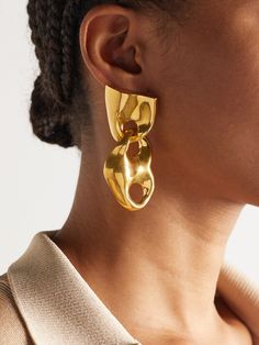 TOM FORD's maximal sense of glamor comes into play with these earrings. Cast in a honeyed gold-tone, they have sculptural studs latched with heart-shaped charms that gently sway with movement. Wear yours with the matching cuff. Big Gold Earring, Acssesories Aesthetic, Gold Chunky Jewelry, Aesthetics Earrings, Dramatic Jewelry, Jewellery Drawing, Dripping Heart, High Fashion Earrings, Maximalist Jewelry