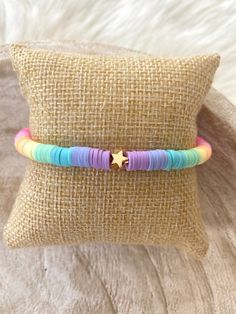 Rainbow Clay Bead Necklace, Rainbow Bracelet Clay Beads, Bracelet Ideas Sea Beads, Rainbow Heishi Bracelet, Neon Heishi Bracelet, Call Bead Bracelets, Cute Bracelet Ideas Glass Beads, Bracelet Color Combos Clay Beads, Homemade Bracelet Ideas