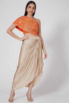 Luxury Sleeveless Pre-draped Saree For Navratri, Traditional Drape Georgette Tops For Festivals, Traditional Drape Georgette Top For Diwali, Semi-stitched Draped Blouse For Navratri, Diwali Traditional Drape Georgette Top, Beige Drapes, Indian Outfits Modern, Haldi Outfit, Embroidered Crop Tops