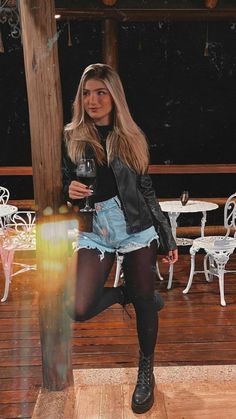 Leder Shorts Outfit, Surfergirl Style, Leather Jacket Outfits, Causual Outfits, 가을 패션, Fall Fashion Outfits, Leather Jackets Women