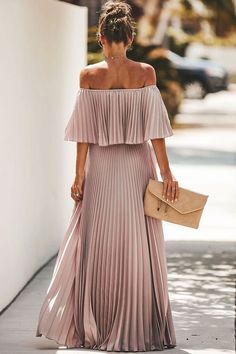 Bianca Jagger, Full Maxi Skirt, Dress With Pleats, Dress Off Shoulder, Resort Dresses, Catherine Deneuve, Flowy Maxi Dress, Maxi Robes, Pleated Maxi Dress