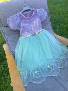 Make your little one's dreams come true with this beautiful Mermaid Princess Ariel Dress, inspired by the beloved character from The Little Mermaid. This enchanting dress is perfect for toddler mermaid dress lovers and is ideal for occasions like Halloween, carnival, birthday parties, or simply for playing dress-up. The bodice is adorned with sparkling sequins and delicate rhinestones, giving the dress an eye-catching shimmer that any princess would adore. Designed in soft pastel shades of lilac Princess Ariel Dress, Ariel Costume, Ariel Costumes, Girls Princess Dress, Costume For Girls, Ariel Dress, Sparkly Shoes, Mermaid Sequin, Fun Photoshoot