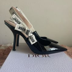 The J'adior Slingback Pump Is A Prime Example Of Dior's Savoir-Faire. Crafted In The Christian Dior Italian Ateliers, The Silhouette Is Distinguished By Black Patent Calfskin. The Two-Tone Embroidered J'adior Ribbon Is Embellished With A Flat Bow And The 10 Cm (4) Comma Heel Offers The Final Elegant Touch For An Evening Look. These Run Small! Size Up! J'adior Two-Tone Embroidered Cotton Ribbon Flat Bow Leather Sole With Star, Christian Dior's Lucky Symbol Made In Italy Dior Slingback Outfit, Dior Slingback Heels, Dior Slingbacks, Dior Slingback, Stile Blair Waldorf, Dior Boutique, Slingback Mules, Mode Tips, Dior Shoes