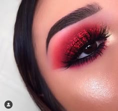 Wine Red Eyeshadow, Red Quince Makeup Looks Full Face, Red And Silver Makeup, Red Glitter Eye Makeup, Red Eye Shadow, Eyeshadow Makeup Ideas, Red Eyeshadow Makeup, Quince Makeup, Kylie Jenner Makeup Look