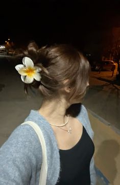 Flower Hair Claw Aesthetic, School Photo Ideas Aesthetic, Small Hair Clips Hairstyles, Greece Hairstyles, Beach Vacation Hair, Hairstyles For Vacation, Hairclip Hairstyles, Hairclip Hairstyle