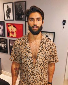 Look para o carnaval animal print estampa de oncinha #moda #modamasculina #fashion #animalprint #carnaval Beard Styles For Men, Mens Fashion Photography, Moda Chic, Men's Casual Style, Tomboy Fashion, Hair And Beard Styles, Beard Styles, Mens Fashion Trends