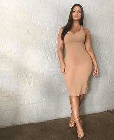 What To Wear If You Are Short And Chubby Ashley Graham Style, Shirred Dress, Ashley Graham, Curvy Girl Fashion, Colorblock Dress, Curvy Outfits, Looks Style, Dress And Heels, Curvy Fashion