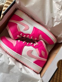 Pink Barbie Jordans, Barbie Jordans, Jordan Rosas, Tenis Nike Jordan, Nike Shoes Women Fashion, Pink Jordans, Pretty Sneakers, White Nike Shoes, Preppy Shoes