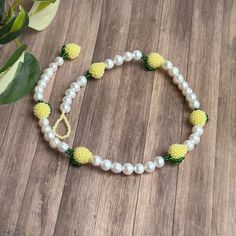 Perle Choker Halskette für Frauen Zitrone mit Früchten Perlen Sommer Schmuck Handgemachte Frucht Die Länge der Perlenkette beträgt 42-45 cm, die Länge ist mit einer Kette verstellbar. Perlengröße 0,70 -0,80 cm (1/4 Zoll) Wenn Sie andere Farbe oder Größe wünschen, lassen Sie es mich vor der Bestellung wissen und ich werde es in 5-7 Tagen bestellen. Bitte beachten Sie, dass aufgrund von Lichteffekten, Monitorhelligkeit, Kontrast und anderen Einstellungen, es einige leichte Unterschiede im Farbton Pearl Choker Necklace, Color Tone, Pearl Choker, Pearl Size, Summer Jewelry, Jewelry Handmade, Necklace For Women, Colour Tone, Womens Necklaces